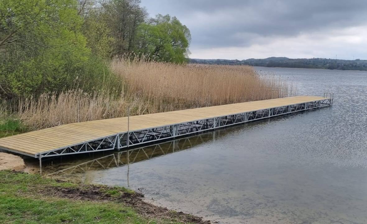 pomost stały nad brzegiem jeziora